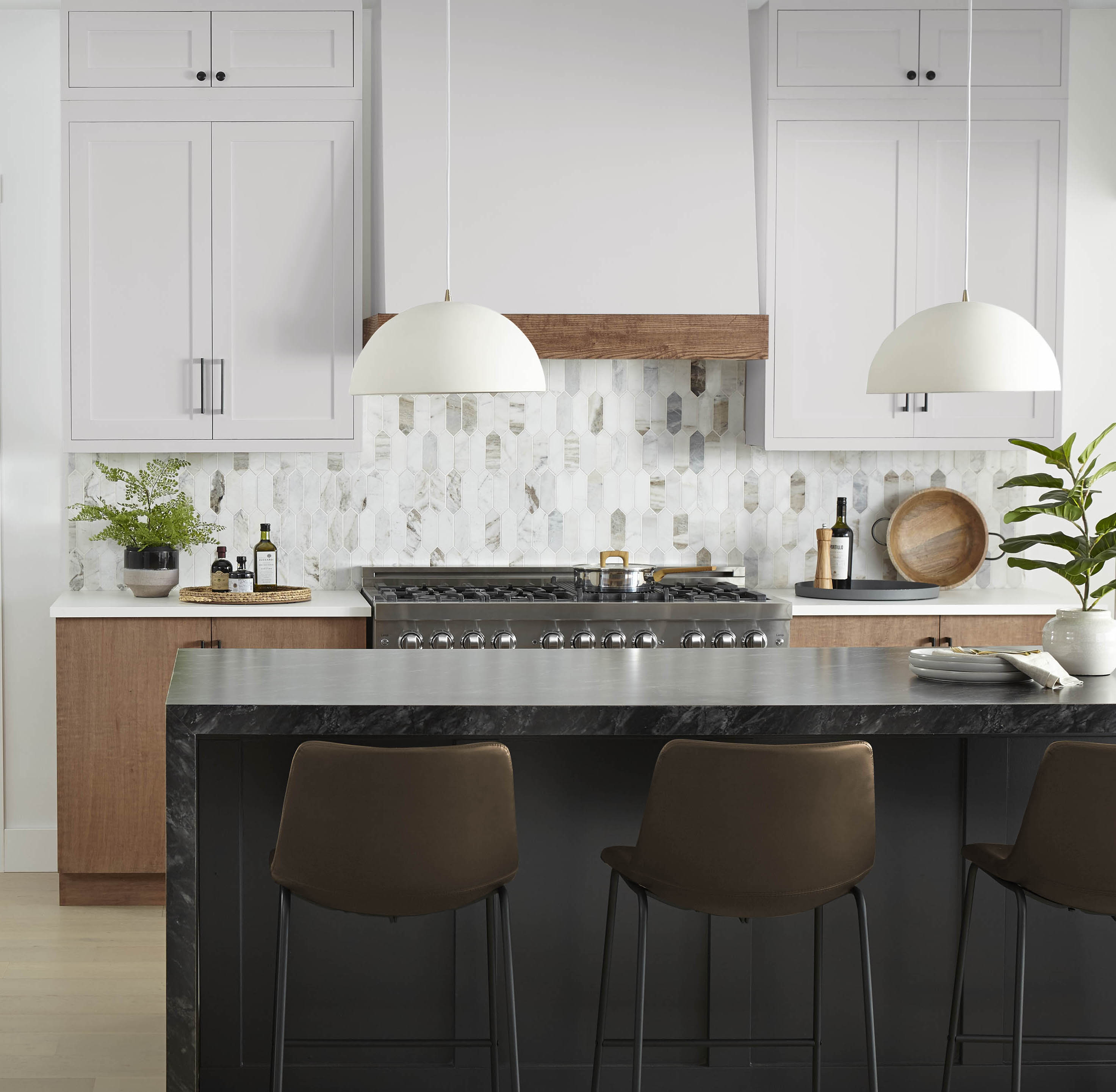 A kitchen with cabinets in a grey-lilac hue and a kitchen island in black.